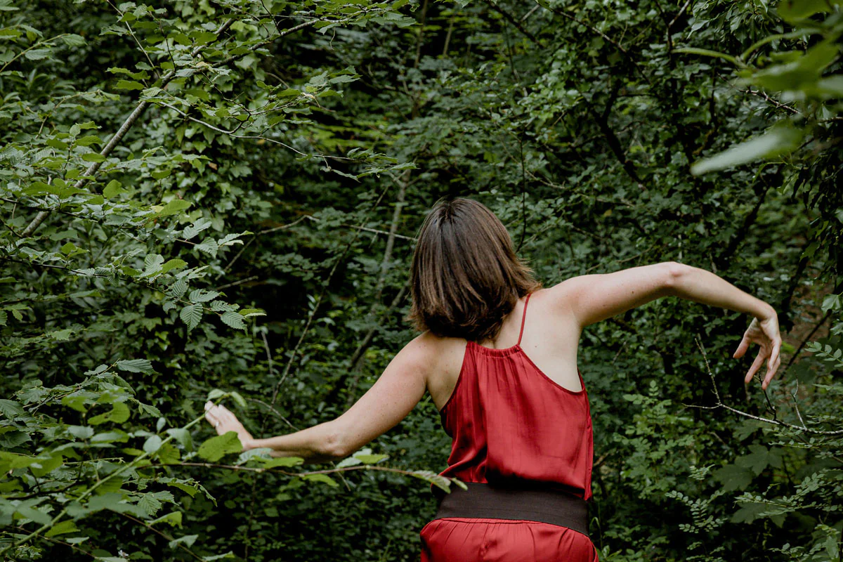 femme qui danse dans une forêt